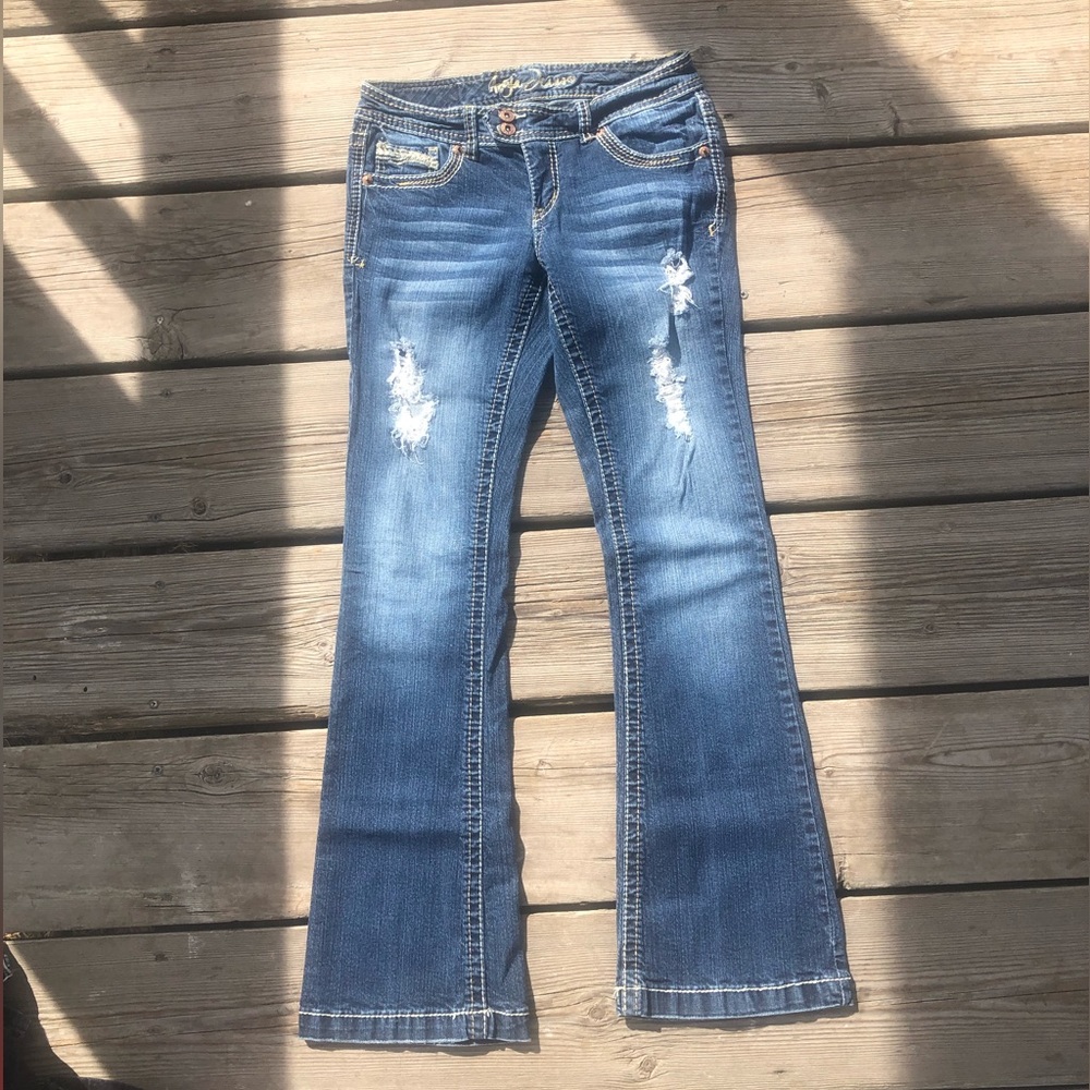 Beautiful pair of Ariya Woman’s jeans size 7/8.  EUC
